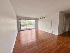 5000 Carriage Way Dr, Unit 310 in Rolling Meadows, IL - Building Photo - Building Photo