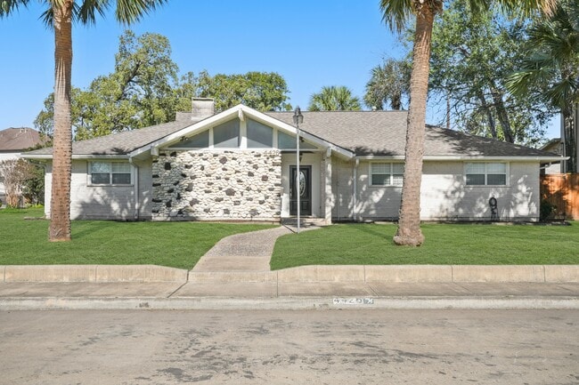 4426 Woodvalley Dr in Houston, TX - Building Photo - Building Photo