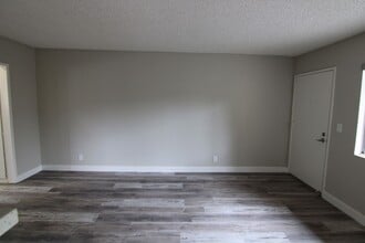 10621 Victory Blvd in Los Angeles, CA - Foto de edificio - Building Photo