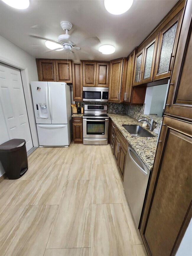 219 NE 14th Ave in Hallandale Beach, FL - Foto de edificio - Building Photo