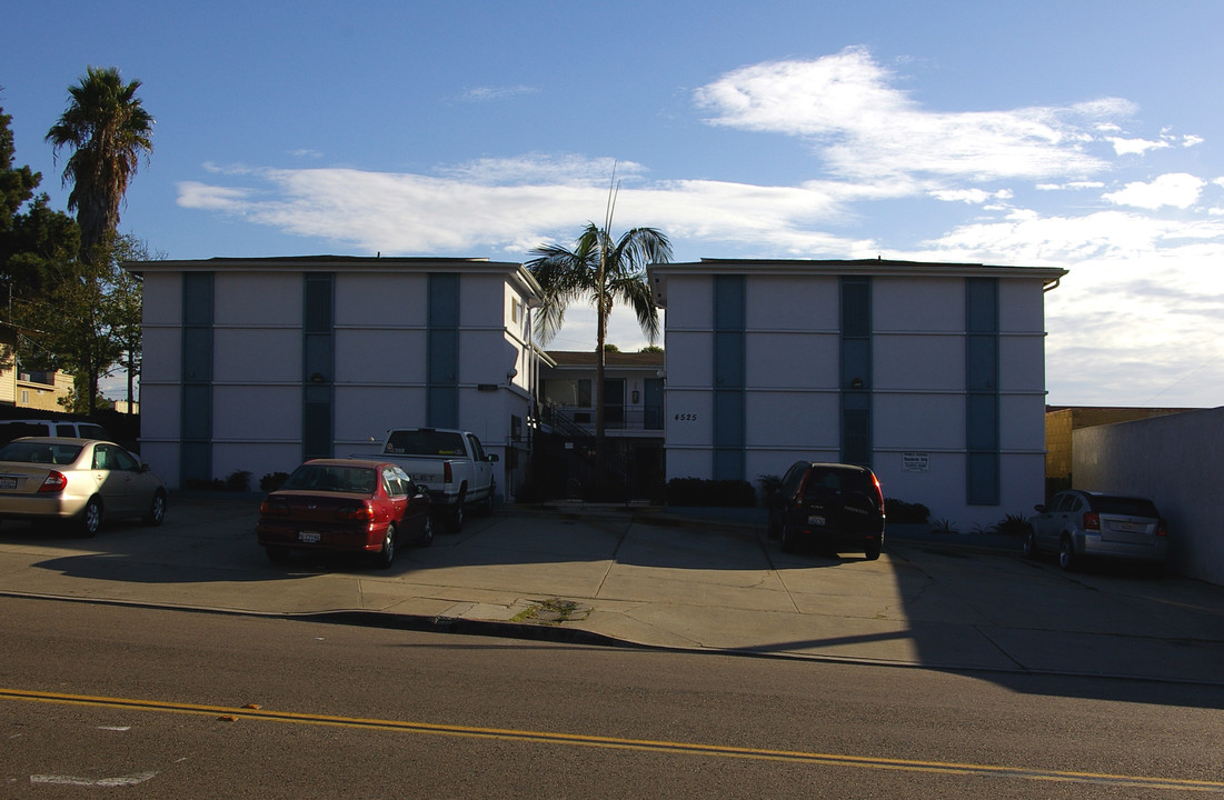 4525 Rainier Ave in San Diego, CA - Building Photo