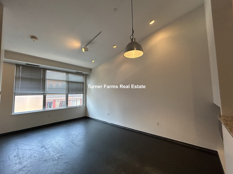 211 E Berkeley St, Unit 515 in Boston, MA - Building Photo