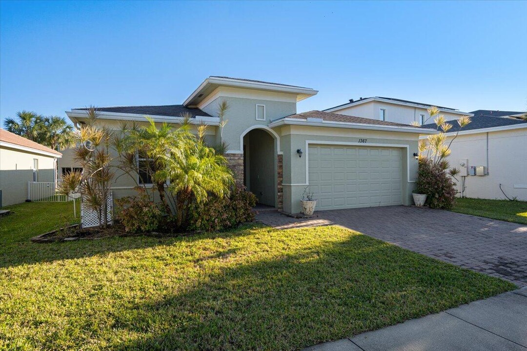 1367 NW Leonardo Cir in Port St. Lucie, FL - Building Photo