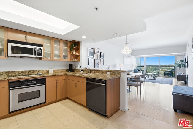 property at 13700 Marina Pointe Dr