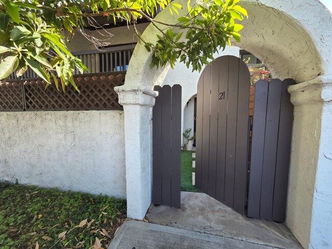 21 Mission Plaza Dr in Ventura, CA - Building Photo - Building Photo