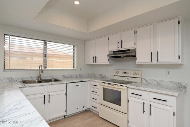 7301 W Canterbury Dr in Peoria, AZ - Building Photo - Building Photo