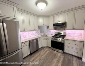 36 Chatham Square in Sayreville, NJ - Building Photo - Building Photo