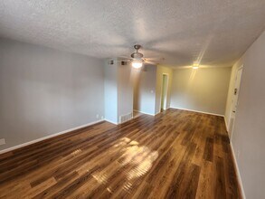 7084 Wildwood Cir in Louisville, KY - Building Photo - Building Photo