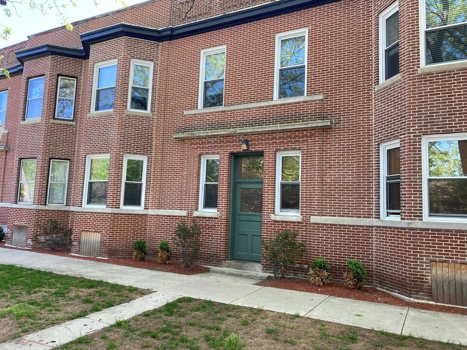 7057 N Ravenswood Ave in Chicago, IL - Building Photo