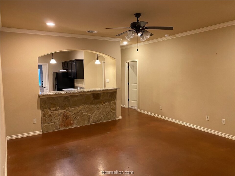 100 Knox Dr in College Station, TX - Building Photo