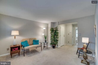 1301 E Abingdon Dr, Unit 3 in Alexandria, VA - Building Photo - Building Photo