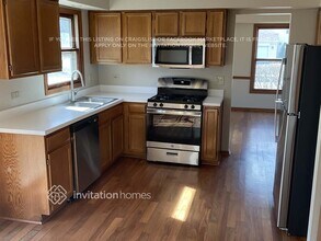 1445 Woodscreek Cir in Crystal Lake, IL - Foto de edificio - Building Photo