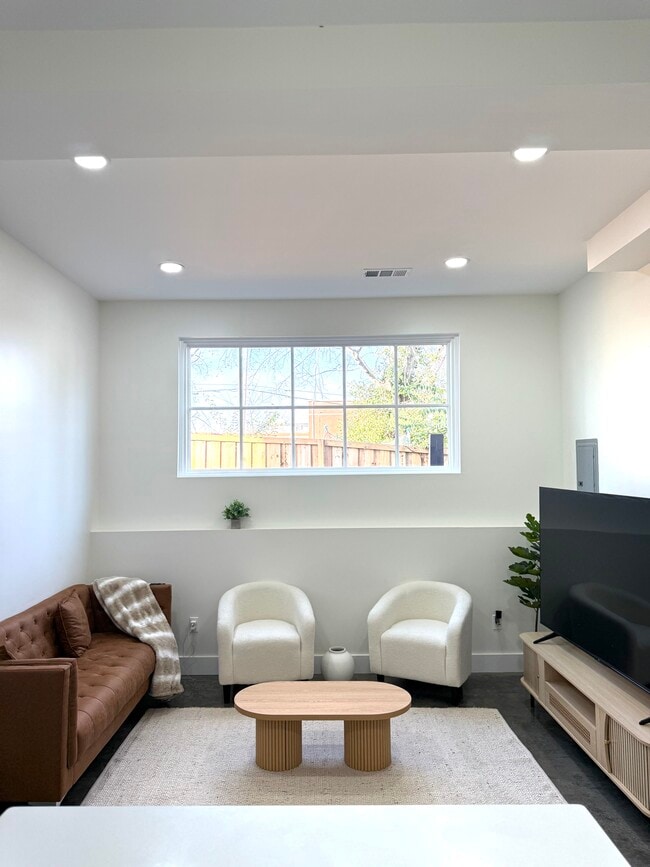 2419 Eden St in Nashville, TN - Foto de edificio - Building Photo