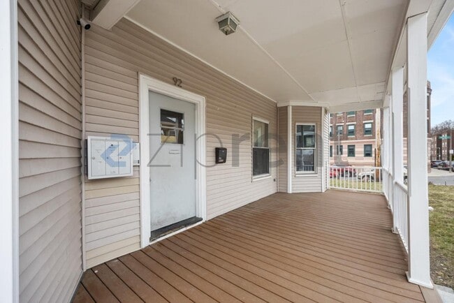 92 Maple St in Boston, MA - Foto de edificio - Building Photo