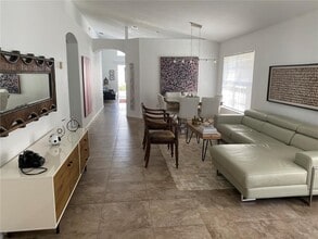 5136 Sterling Manor Dr in Tampa, FL - Building Photo - Building Photo