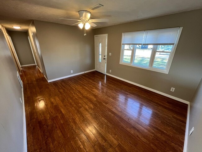 1107 Hiatt St in Carter Lake, IA - Building Photo - Building Photo