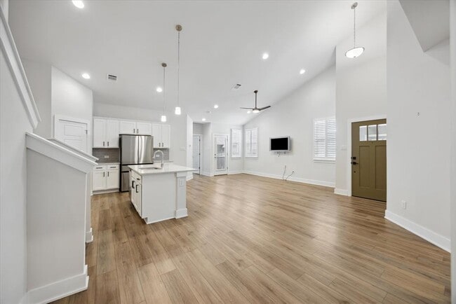 112 Mirabeau Way in Liberty Hill, TX - Building Photo - Building Photo
