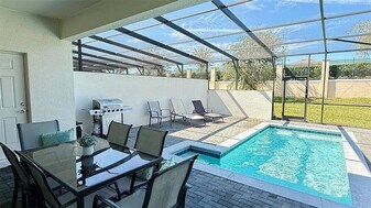 2414 Dubai St in Kissimmee, FL - Building Photo