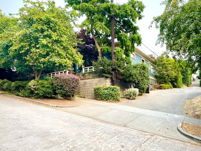 property at 911 W Howe St