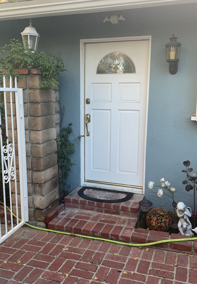 10927 Woodley Ave in Granada Hills, CA - Building Photo - Building Photo