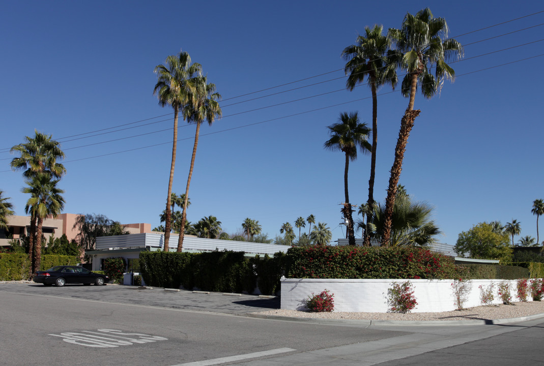 700 S Riverside Dr in Palm Springs, CA - Foto de edificio