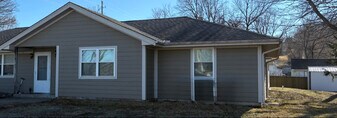 103 E Brasfield St in Smithville, MO - Building Photo
