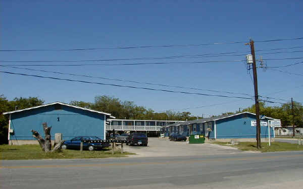 Mission Road Apartments in San Antonio, TX - Building Photo