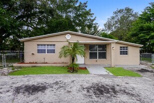 5740 Douglas St in Hollywood, FL - Building Photo