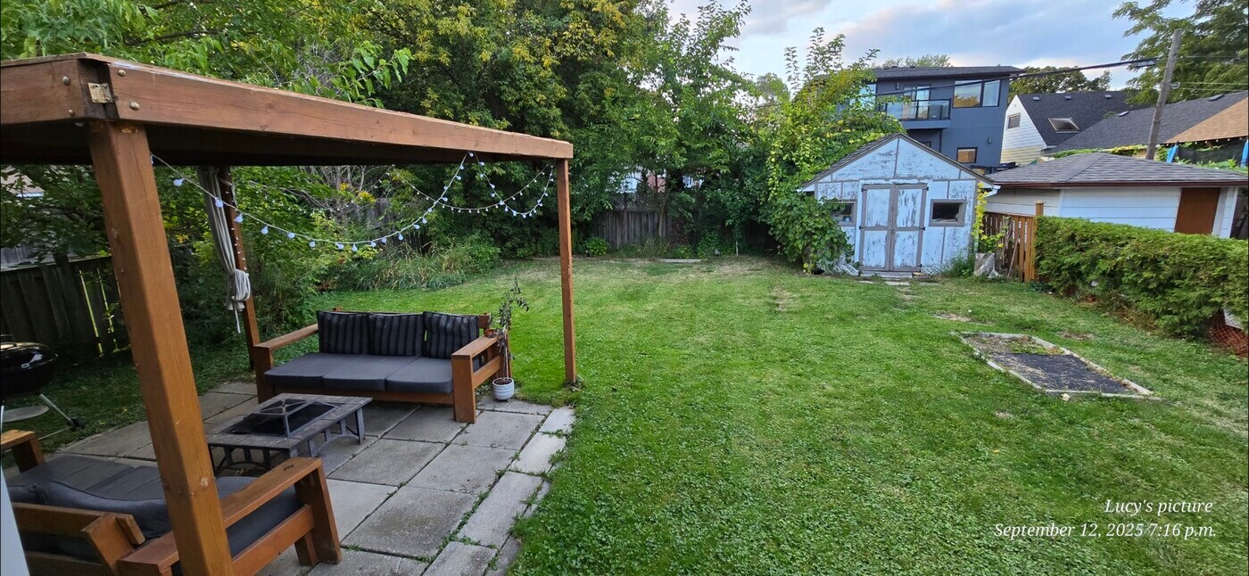 10 Avalon Rd in Toronto, ON - Building Photo