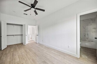 5122 Southwind St, Unit B in Houston, TX - Foto de edificio - Building Photo