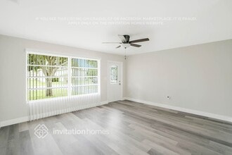 2925 NW 69th Ave in Sunrise, FL - Foto de edificio - Building Photo