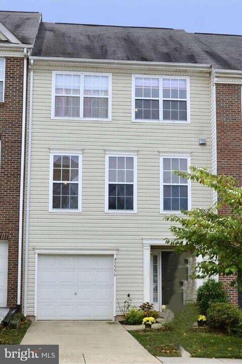 45556 Lakemont Square in Sterling, VA - Building Photo