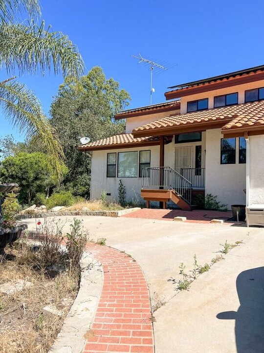 6489 Rainbow Heights Rd in Fallbrook, CA - Building Photo