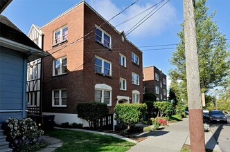 Crest Apartments in Seattle, WA - Building Photo - Building Photo