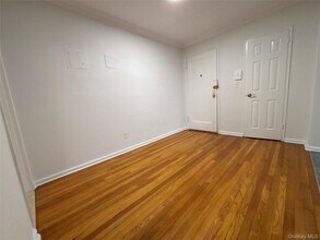 50 S Middle Neck Rd in Great Neck, NY - Building Photo - Building Photo