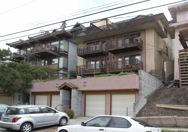 860-866 Walker Ave in Oakland, CA - Building Photo - Building Photo