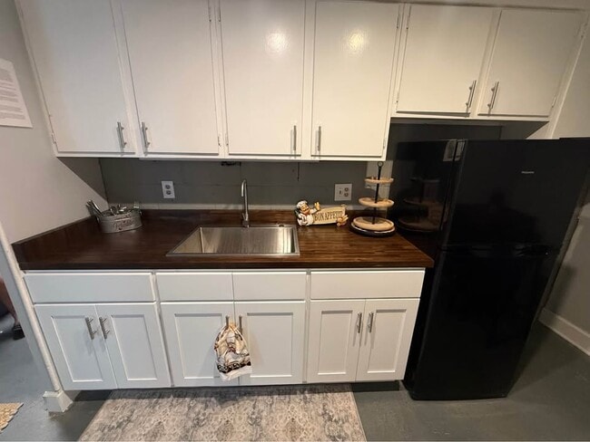 property at 1001 N Graycroft Ave