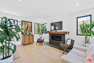 1649 Oak St in Santa Monica, CA - Building Photo - Building Photo