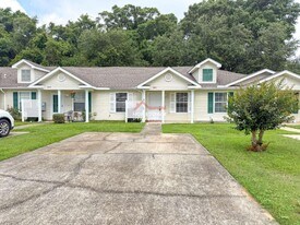 8005 Stonebrook Dr in Pensacola, FL - Building Photo