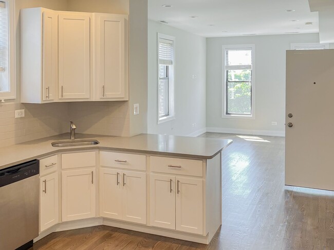 2311 N Southport Ave, Unit 3F