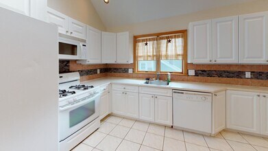 60 Central Pky, Unit 2nd 3rd Floor in Huntington, NY - Building Photo - Building Photo