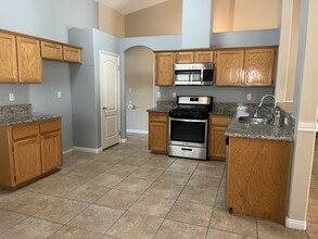 4710 Silver Mountain Ct in Bakersfield, CA - Building Photo - Building Photo
