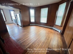 43 Connecticut River Rd-Unit -3 in Hartford, VT - Foto de edificio - Building Photo