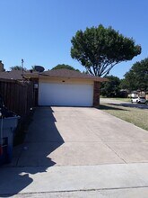 1773 Glencairn Ln in Lewisville, TX - Foto de edificio - Building Photo
