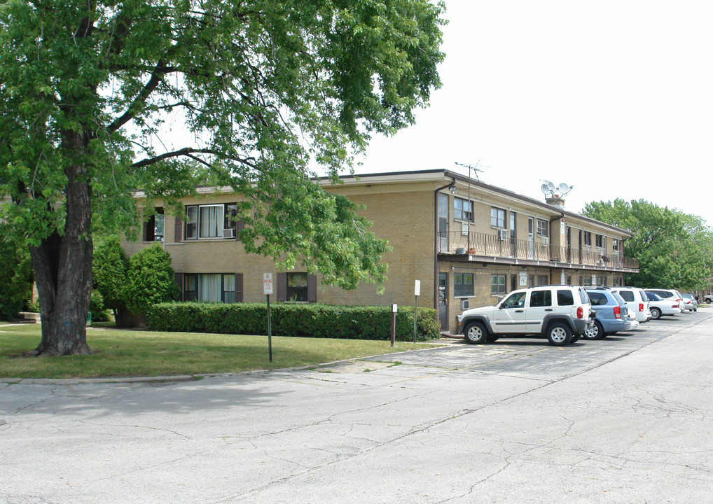 24 King Arthur Dr in Northlake, IL - Foto de edificio