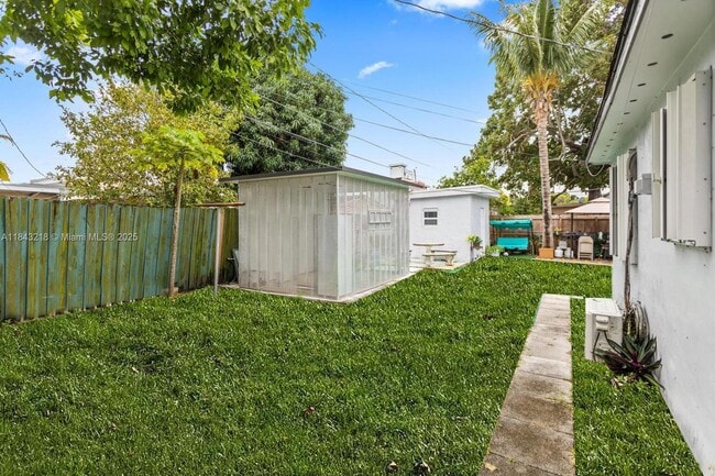 6840 SW 3rd St in Miami, FL - Building Photo - Building Photo