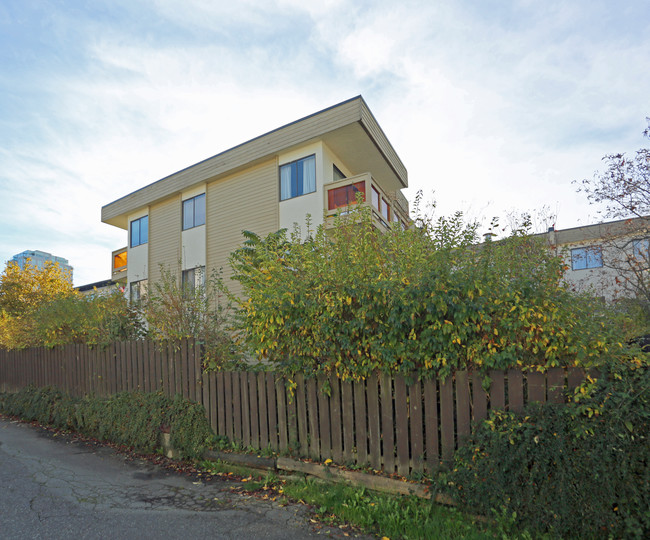 Westside Apartments in North Vancouver, BC - Building Photo - Building Photo