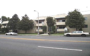 Beverly Hills Apartments in Encino, CA - Building Photo - Building Photo