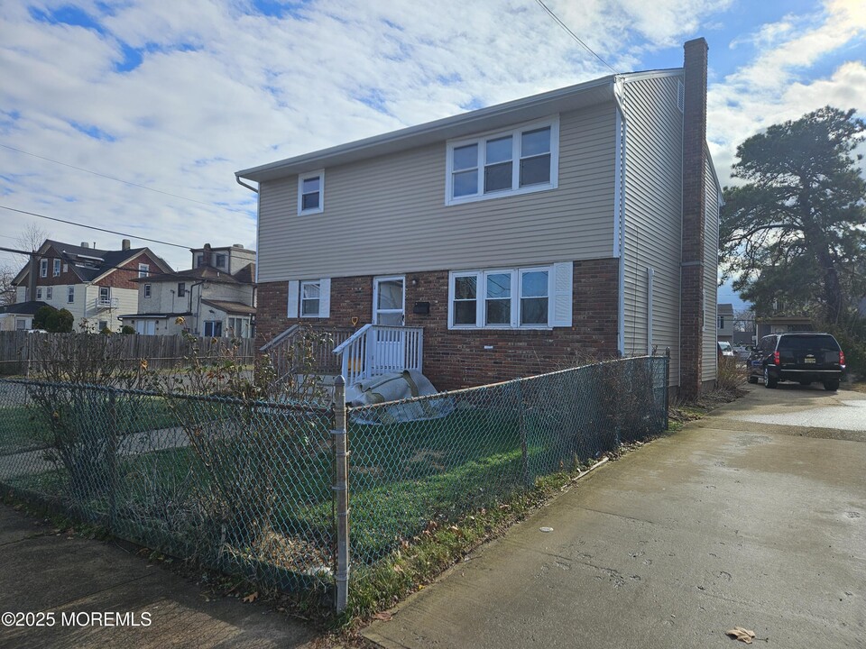 2 Washington Ave in Keansburg, NJ - Building Photo