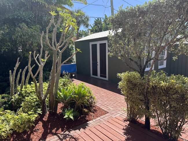 616 Upland Rd in West Palm Beach, FL - Building Photo - Building Photo